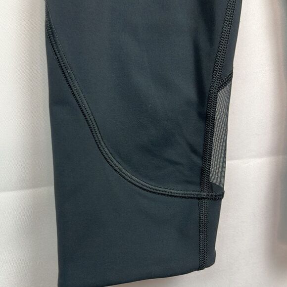 Lululemon gray and mesh cropped leggings size 6 EUC - Picture 6 of 10